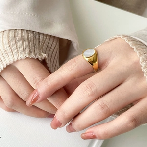 Bague dorée minimaliste avec zircon et incrustation de nacre style rétro élégant
