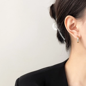 Créoles classiques plaquées or 18 carats avec oxydes de zirconium sur un mannequin