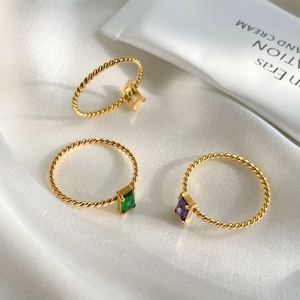 Bagues dorées torsadées de style français avec émeraudes et améthystes carrées en zircon