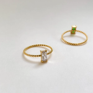 Bagues torsadées avec zircon violet et vert taille émeraude et placage en or 18 carats