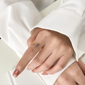 Bague élégante en corde d'or avec une pierre précieuse de zircon violet rectangulaire