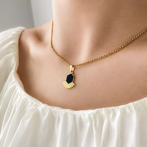 Collier doré Art Déco avec pendentif hexagonal noir et détail d'éventail sur mannequin