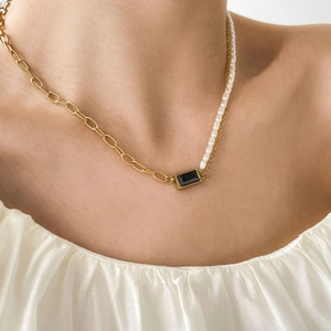 Collier asymétrique doré avec pendentif carré en zircon noir et perles élégantes