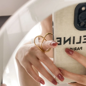 Bague multicouche en forme de cœur abstrait doré montrée dans une vue selfie stylée