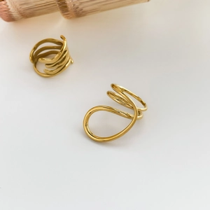 Vue détaillée de la bague dorée ajourée en forme de cœur avec spirales polies