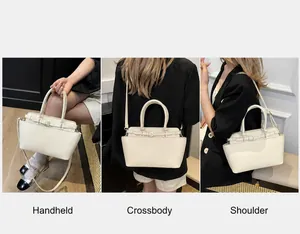 Crèmekleurige draagtas met drie draagwijzen: in de hand, crossbody en over de schouder