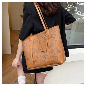 Détail d'un grand sac cabas vintage marron avec pochette amovible et bandoulières