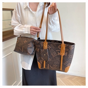 Vue détaillée du lot de sacs cabas monogramme marron avec bandoulière et pendentif