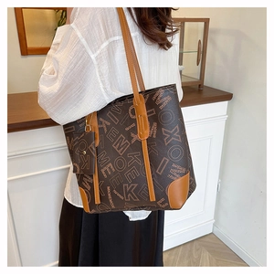 Détails de l'ensemble cabas vintage avec imprimé monogramme et bordure en cuir marron