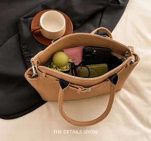 Binnenzicht van de beige leren shopper tas met grote opslagruimte voor dagelijks gebruik