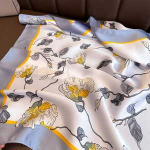 Carré de soie floral avec bordure bleu clair et motifs de fleurs peintes à la main