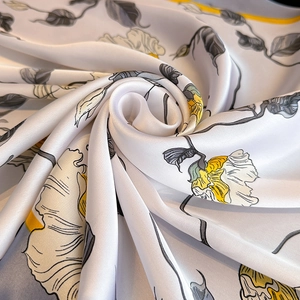 Écharpe élégante en soie avec imprimé floral jaune et feuilles grises sur fond blanc