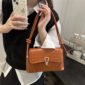 Sac sous le bras marron caramel à motif crocodile avec boucle dorée et bandoulière nouée