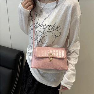 Sac à main rose à motif crocodile avec boucle fer à cheval dorée pour femme