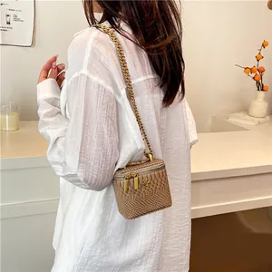 Schicke beige Mini-Kosmetiktasche mit Kroko-Muster, Kettengurt und Kamelien-Detail