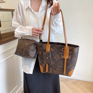 Sac fourre-tout rétro à motif de lettres avec pochette assortie et breloque marron foncé