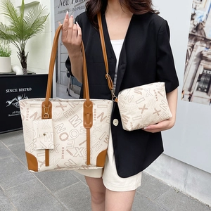 Ensemble sac cabas 3 pièces avec imprimé logo et anses en cuir en milieu urbain