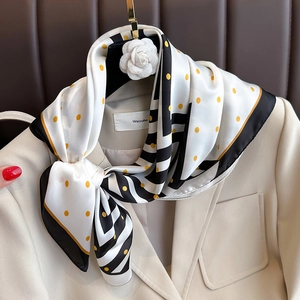 Carré de soie satiné blanc à pois jaunes et bordures rayées noires de style français