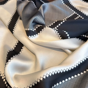 Foulard quadrato di seta con motivo geometrico a onde in bianco e nero satinato