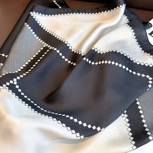 Elegante sciarpa in seta bianca e nera con motivo geometrico a onde e raso
