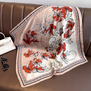 Eleganter Seidensatin-Quadratschultertuch mit floralem Druck in Rot-Grau und Karomuster