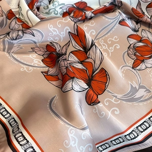 Detailaufnahme von Seiden-Viereckschal in Champagner mit floralem Print und Satin-Glanz