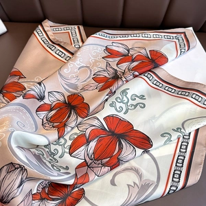 Detailansicht des Blumenmusters und der Seidentextur auf dem champagnerfarbenen Tuch
