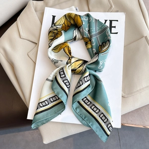 Modisches Seidentuch mit Blumenmuster in Minzgrün und Gold auf beigem Blazer