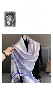 Détail du foulard en soie avec imprimés floraux élégants et bordures bleu roi