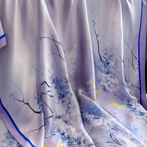 Élégant foulard en soie lavande avec imprimé floral et finition satinée d'hiver
