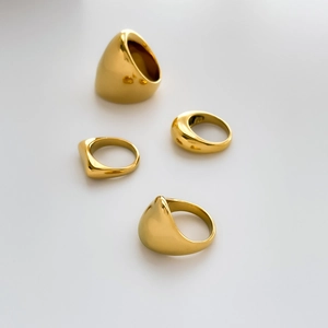 Set di anelli dorati minimalisti con design lucidi concavi e forme a cupola irregolari