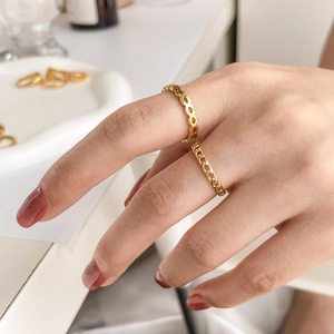 Bagues minimalistes en chaîne dorée pour femmes avec élégant design géométrique ajouré