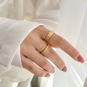 Ensemble de bagues dorées sablées comprenant une bague large rainurée et une fine