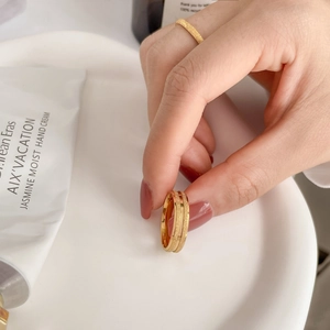 Détail d'une bague double couche en or mat avec une texture givrée étincelante et élégante