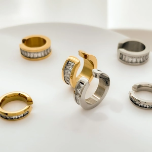 Macro di ear cuff in acciaio al titanio oro e argento con zirconi scintillanti