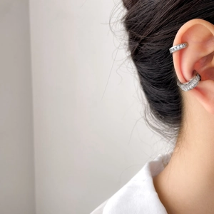 Ear cuff in acciaio al titanio argento con zirconi scintillanti sull'orecchio