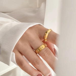 Bagues larges dorées avec incrustation d'abalone et motifs d'étoiles en zircon