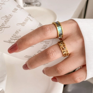 Bague large dorée avec nacre d'abalone et ensemble de bagues étoiles évidées