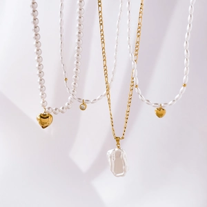 Parure de colliers en perles dorées avec pendentifs cœur et grande perle baroque