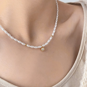 Collier ras du cou élégant avec perles de riz ovales et pendentif en zircon étincelant
