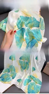 Détail d'un foulard en soie au motif de ginkgo montrant l'ourlet délicat et la texture