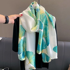 Écharpe élégante en soie pour femmes avec motif de feuilles de ginkgo en dégradé vert