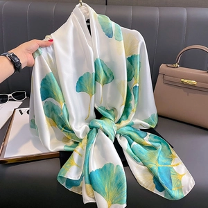 Élégant foulard en soie blanche aux motifs de feuilles de ginkgo vertes et jaunes au drapé fluide