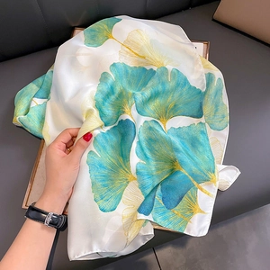 Élégant foulard blanc effet soie avec motifs de feuilles de ginkgo vert et doré