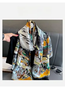 Détail d'un foulard en soie à imprimé floral abstrait dans les tons jaune et vert émeraude
