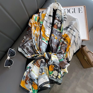 Écharpe femme toucher soie à motif abstrait artistique présentée avec des accessoires