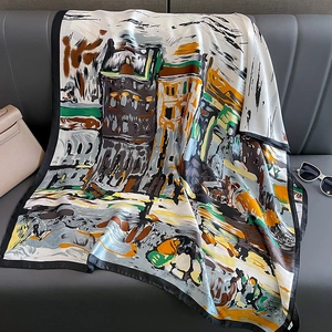 Écharpe en soie à imprimé artistique sur canapé avec sac à main et lunettes