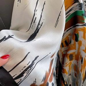 Élégant foulard en soie imprimé avec motifs abstraits colorés et texture satinée lisse