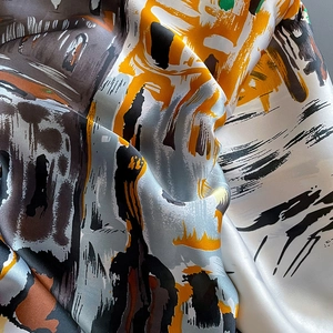 Écharpe en soie satinée avec motifs abstraits jaune et gris de style peinture à l'huile