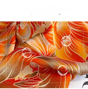 Vue macro détaillée d'un foulard en soie avec imprimé floral orange et brillance satinée